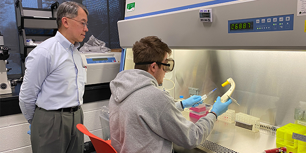 Student and faculty working in laboratory.